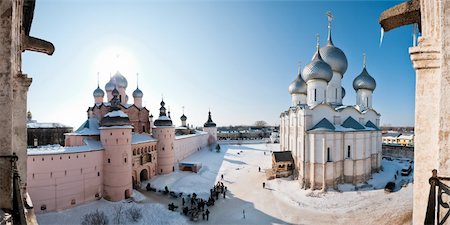 simsearch:862-03361050,k - Monastery in snow, two churches with domes on area, panorama Photographie de stock - Aubaine LD & Abonnement, Code: 400-05933207