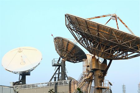 Satellite Communications Dishes on top of TV Station Foto de stock - Royalty-Free Super Valor e Assinatura, Número: 400-05946535