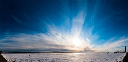 Beautiful cloudy and blue sky panorama over ice lake in Saint-Petersburg, Russia Foto de stock - Super Valor sin royalties y Suscripción, Código: 400-05946736