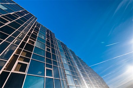 simsearch:400-04816119,k - Glass wall of office building with deep blue sky on background Foto de stock - Super Valor sin royalties y Suscripción, Código: 400-05947460
