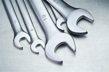 simsearch:400-04865679,k - Spanners, wrenches on a metal table Foto de stock - Super Valor sin royalties y Suscripción, Código: 400-05947529