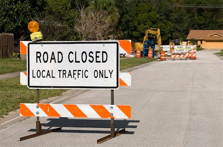 excavateur - Road Closed signage due to construction ahead Foto de stock - Super Valor sin royalties y Suscripción, Código: 400-06064317