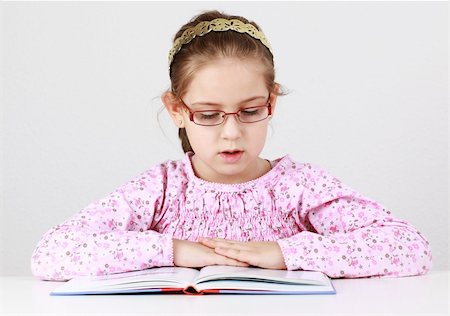 simsearch:400-04131892,k - Cute schoolgirl with glasses reading book Stockbilder - Microstock & Abonnement, Bildnummer: 400-06064742