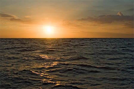 simsearch:400-04630070,k - Landscape: the Sun rising over an open sea Foto de stock - Royalty-Free Super Valor e Assinatura, Número: 400-06064994