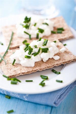 quark bread - closeup of wholemeal crispbread with quark and chive Stock Photo - Budget Royalty-Free & Subscription, Code: 400-06065140