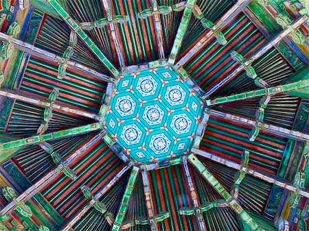 The ornate, decorative ceiling of a gazebo in the Forbidden City in Beijing is painted in extraordinary bright colors. Photographie de stock - Aubaine LD & Abonnement, Code: 400-06065222