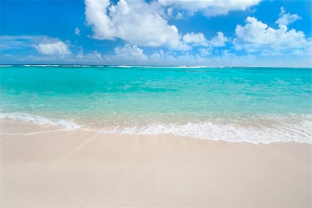 Turquoise water, white sand and blue sky in the caribbean Photographie de stock - Aubaine LD & Abonnement, Code: 400-06065234