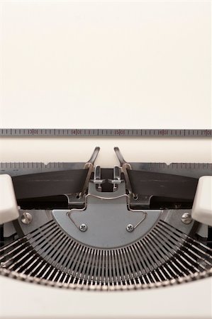 simsearch:400-08078286,k - Close up of a typewriter with a blank paper inserted Foto de stock - Super Valor sin royalties y Suscripción, Código: 400-06066617