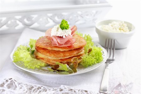 simsearch:400-08814301,k - Delicious potato pancakes with curd cheese and herbs Foto de stock - Super Valor sin royalties y Suscripción, Código: 400-06066801