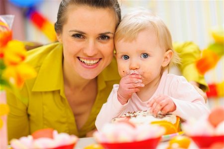 simsearch:400-06067090,k - Happy mother and baby on first birthday celebration party Stockbilder - Microstock & Abonnement, Bildnummer: 400-06067090