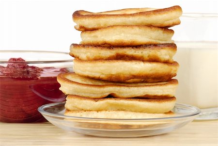simsearch:400-07042820,k - heap of pancakes with bowl of strawberry jam Stock Photo - Budget Royalty-Free & Subscription, Code: 400-06067162