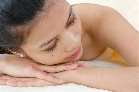 Beautiful Asian Girl having a back massage Foto de stock - Super Valor sin royalties y Suscripción, Código: 400-06067425