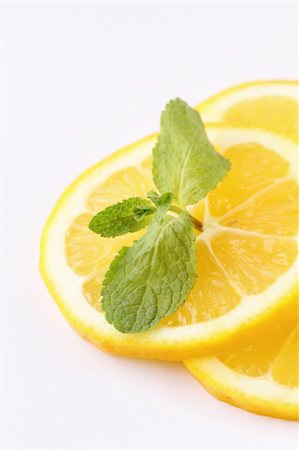 simsearch:400-08814206,k - three slices of lemon with mint leaf Photographie de stock - Aubaine LD & Abonnement, Code: 400-06067590