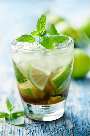 fresh mojito on a rustic table Foto de stock - Super Valor sin royalties y Suscripción, Código: 400-06067930