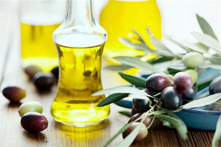 olive oil on wooden table Foto de stock - Super Valor sin royalties y Suscripción, Código: 400-06067988