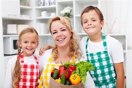 simsearch:400-06553851,k - Happy people with healthy food in the kitchen Foto de stock - Super Valor sin royalties y Suscripción, Código: 400-06068534