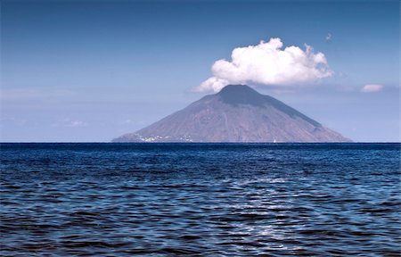stromboli island - View of the Stromboli volcano over the sea Photographie de stock - Aubaine LD & Abonnement, Code: 400-06069393