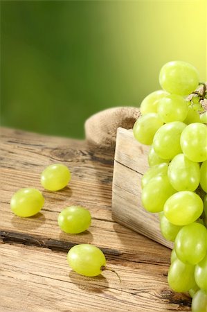 green grapes in wooden drawer Foto de stock - Royalty-Free Super Valor e Assinatura, Número: 400-06069926