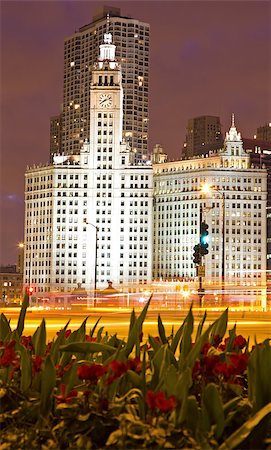 edificio wrigley - Wrigley Building - Michigan Avenue in Chicago at sunset. Foto de stock - Super Valor sin royalties y Suscripción, Código: 400-06060010