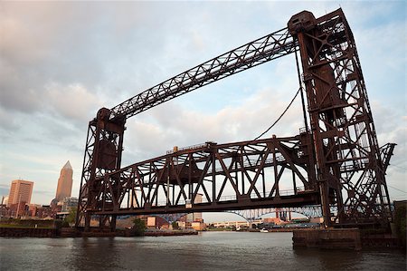 Bridge on Cuyahoga River in Cleveland, Ohio Foto de stock - Super Valor sin royalties y Suscripción, Código: 400-06060140