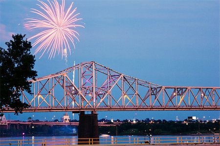 Fireworks by Ohio River iby Kentucky/Indiana border bridge on Ohio River Photographie de stock - Aubaine LD & Abonnement, Code: 400-06060172