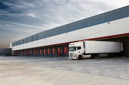 simsearch:400-08493606,k - Industrial image of loading docks and truck Foto de stock - Super Valor sin royalties y Suscripción, Código: 400-06060583