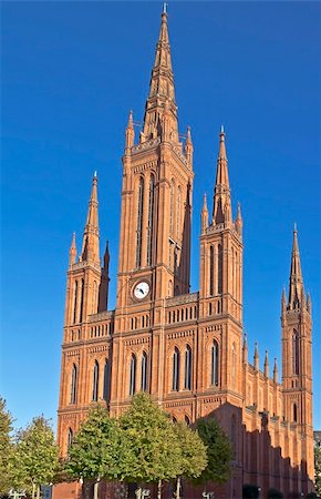 The Marktkirche's neo-Gothic steeple dominates the city center of Wiesbaden, Hesse, Germany. Foto de stock - Royalty-Free Super Valor e Assinatura, Número: 400-06060881