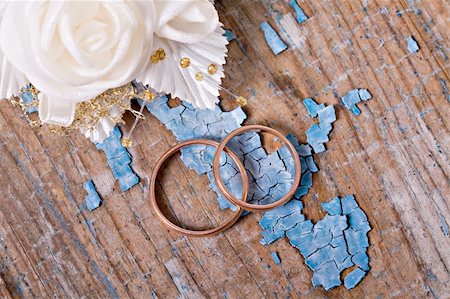 simsearch:400-04801864,k - Wedding rings on grunge wooden background Stock Photo - Budget Royalty-Free & Subscription, Code: 400-06060894