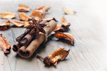 pot-pourri - Cinnamon and anise seed on wooden plank Fotografie stock - Microstock e Abbonamento, Codice: 400-06061217