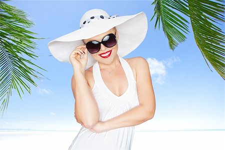 simsearch:400-05906960,k - portrait of young beautiful woman in hat and sunglasses Photographie de stock - Aubaine LD & Abonnement, Code: 400-06061558