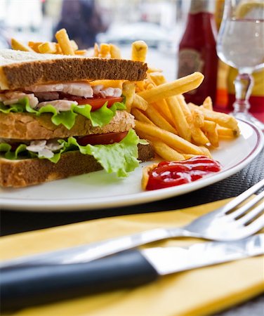 Sandwich with chicken, cheese and golden French fries potatoes Photographie de stock - Aubaine LD & Abonnement, Code: 400-06061702