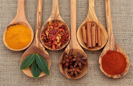 simsearch:824-07585892,k - Turmeric, bay leaf herb, chili flakes, star anise, cinnamon sticks and cayenne pepper spice in olive wood spoons over hessian. Foto de stock - Super Valor sin royalties y Suscripción, Código: 400-06061721