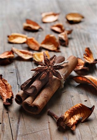 pot-pourri - Cinnamon and anise seed on wooden plank Fotografie stock - Microstock e Abbonamento, Codice: 400-06061803