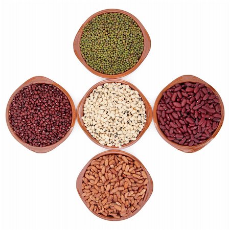 Pulses selection of pinto, aduki, mung and kidney beans and black eyed peas in terracotta bowls over white background. Photographie de stock - Aubaine LD & Abonnement, Code: 400-06061953