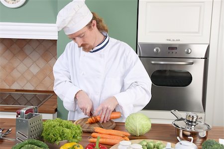 simsearch:689-03128584,k - Young chef with carrot, preparing lunch in kitchen Stockbilder - Microstock & Abonnement, Bildnummer: 400-06062068