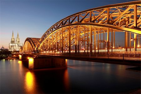 The Cologne Cathedral is a UNESCO world heritage site. Seen here together with the illuminated Hohenzollern bridge Photographie de stock - Aubaine LD & Abonnement, Code: 400-06062301