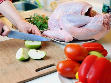 Woman's hands chopping food ingredients on wooden board for turkey' stuffing Photographie de stock - Aubaine LD & Abonnement, Code: 400-06062471