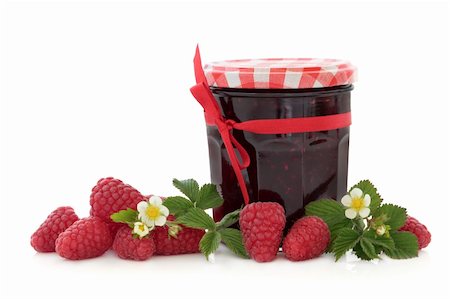flowers in jam jar - Raspberry jam with fresh raspberries, blossom and leaf sprigs over white background. Foto de stock - Super Valor sin royalties y Suscripción, Código: 400-06062658