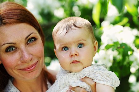 simsearch:400-06062677,k - Mother and daughter close up portrait on flower background Photographie de stock - Aubaine LD & Abonnement, Code: 400-06062681