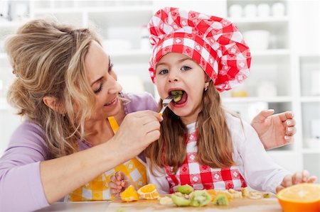 simsearch:400-04206231,k - Eating fresh fruits is healthy - woman and little girl in the kitchen Stock Photo - Budget Royalty-Free & Subscription, Code: 400-06063007