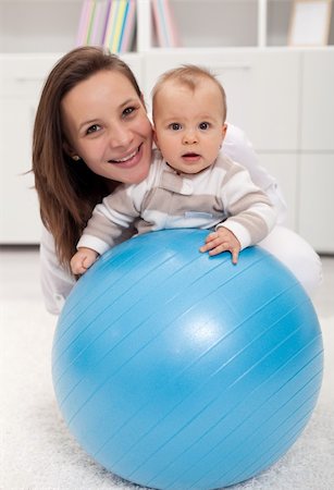 simsearch:400-06073989,k - Young woman and baby playing with large ball Photographie de stock - Aubaine LD & Abonnement, Code: 400-06063003