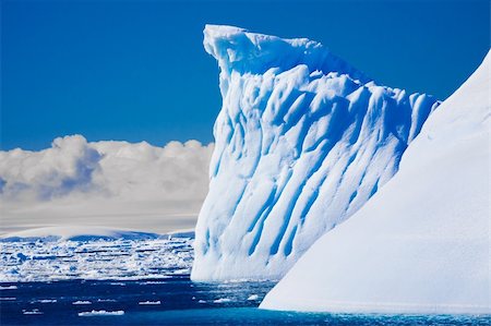 simsearch:400-05383454,k - Beautifull big antarctic iceberg in the snow Foto de stock - Royalty-Free Super Valor e Assinatura, Número: 400-06063054