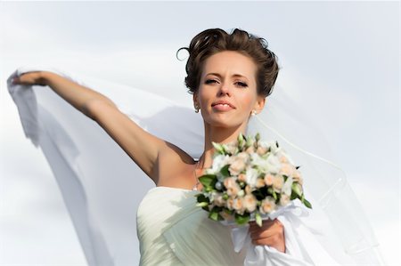 simsearch:400-05201906,k - Portrait of a young bride in a white dress with a bouquet of flowers Stockbilder - Microstock & Abonnement, Bildnummer: 400-06063070