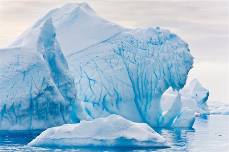 simsearch:400-05383454,k - Antarctic Glacier with cavities. Beautiful winter background. Foto de stock - Royalty-Free Super Valor e Assinatura, Número: 400-06063072