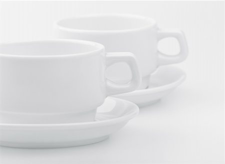 Two empty white cups on white background Foto de stock - Super Valor sin royalties y Suscripción, Código: 400-06063225