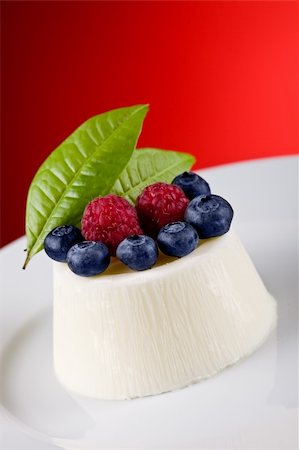 simsearch:400-04513166,k - photo of delicious panna cotta with berries on red background Foto de stock - Super Valor sin royalties y Suscripción, Código: 400-06063247