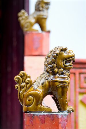 simsearch:400-06063440,k - Ceramic Foo Lion Statues on Posts Outside Chinese Temple Stockbilder - Microstock & Abonnement, Bildnummer: 400-06063438