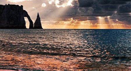 etretat - Colourful sunset at Etretat in the Upper Normandy in the North of France.The rocks formation is called L'Aiguille. Foto de stock - Royalty-Free Super Valor e Assinatura, Número: 400-06063454