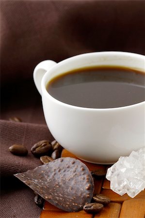 small cup of coffee espresso on a brown background Photographie de stock - Aubaine LD & Abonnement, Code: 400-06074238