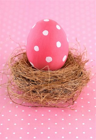 simsearch:400-05371255,k - Painted pink Easter Egg in nest. Foto de stock - Royalty-Free Super Valor e Assinatura, Número: 400-06074261